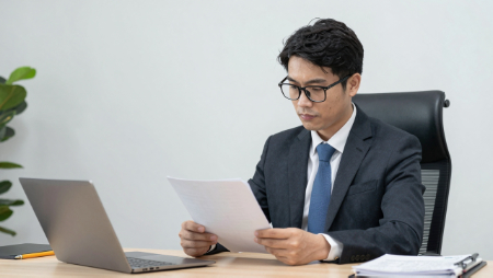 cliente examinando su poliza generated with Z-Image