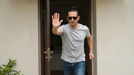 el propietario impide que alguien mire dentro de su casa generate with Z-Image