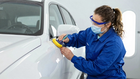 especialista en carrocería lijando un panel de coche generated with Z-Image