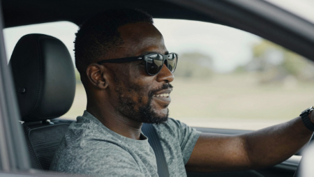 hombre hablando por telefono sin manos mientras maneja generated with Z-Images