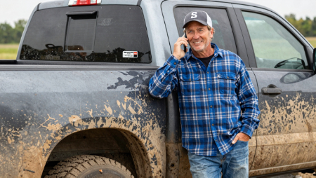 hombre hablano por telefono al lado de su troca sucia generated with Z-Image