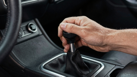 mano en la perilla de cambio de marchas generated with Z-Image